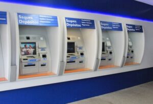 BANDIDO OFERECE AJUDA, TROCA CARTÃO E FURTA DINHEIRO DE CONTAR DE MULHER DENTRO DE AGENCIA BANCARIA, EM LAJEDO