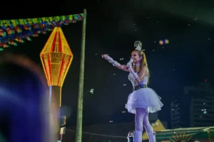 Entenda por que o show de Claudia Leitte terminou antes do previsto no São João de Caruaru