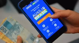 Bolsonaro diz que aumento do Auxílio Brasil pode superar efeitos da pandemia