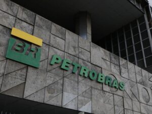 Petrobras ignora Bolsonaro e anuncia alta de combustíveis nesta sexta (17); entenda