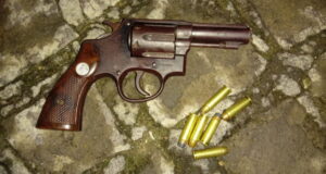 EM CALÇADO, POLÍCIA MILITAR APREENDE REVÓLVER COM EX-PRESIDIÁRIO