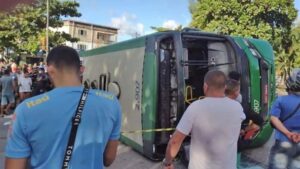 Uma mulher morre e mais de 30 pessoas ficam feridas após ônibus tombar em Camaragibe