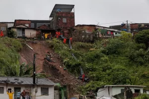 CHUVAS EM PERNAMBUCO: Adolescente de 13 anos morre em deslizamento de barreira no Recife; total de mortes sobe para 129