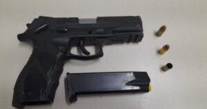 HOMEM EFETUA DISPAROS COM PISTOLA E É PRESO NO CENTRO DE LAJEDO