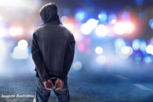 POLÍCIA MILITAR ABORDA HOMEM E ELE É PRESO POR FORÇA DE MANDADO DE PRISÃO, EM LAJEDO