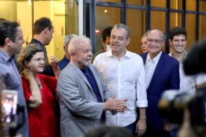Ao lado de aliados, Lula desembarcou em Pernambuco ontem, terça (19)