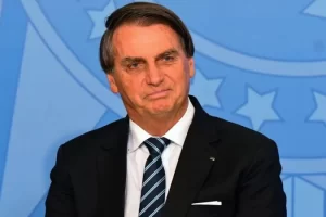 O ministro do Supremo Tribunal Federal (STF) Luís Roberto Barroso suspendeu neste domingo (4) o piso salarial nacional da enfermagem e deu prazo de 60 dias para entes públicos e privados da área da saúde esclarecerem o impacto financeiro do piso salarial, os riscos para empregabilidade no setor e eventual redução na qualidade dos serviços. A informação foi divulgada pela assessoria do STF.  A decisão cautelar do ministro foi concedida no âmbito da Ação Direta de Inconstitucionalidade (ADI) 7222 e será levada a referendo no plenário virtual do STF nos próximos dias. Ao final do prazo e mediante as informações, o caso será reavaliado por Barroso. A ação foi apresentada pela Confederação Nacional de Saúde, Hospitais e Estabelecimentos e Serviços (CNSaúde), que questionou a constitucionalidade da Lei 14.434/2022, que estabeleceu os novos pisos salariais.  Entre outros pontos, a CNSaúde alegou que a lei seria inconstitucional porque a regra que define remuneração de servidores é de iniciativa privativa do chefe do Executivo, o que não ocorreu, e que a norma desrespeitou a auto-organização financeira, administrativa e orçamentária dos entes subnacionais  Sancionada há exatamente um mês pelo presidente Jair Bolsonaro, a lei institui o piso salarial nacional para enfermeiros, técnicos de enfermagem, auxiliares de enfermagem e parteiras. No caso dos primeiros, o piso previsto é de R$ 4.750. Para técnicos, o valor corresponde a 70% do piso, enquanto auxiliares e parteiras terão direito a 50%.  O piso nacional vale para contratados sob o regime da CLT e para servidores das três esferas (União, estados e municípios), inclusive autarquias e fundações. O texto foi aprovado pelo Congresso Nacional em julho, atendendo uma reivindicação histórica da categoria, que representa cerca de 2,6 milhões de trabalhadores.