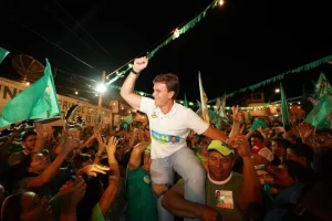 Miguel Coelho cresce na hora certa e mira a Região Metropolitana