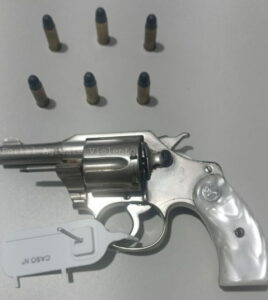 POLÍCIA APREENDE REVÓLVER COM ELEMENTO QUE TENTOU FUGIR DA GUARNIÇÃO