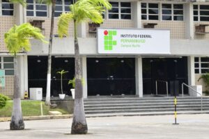 IFPE abre concurso com 100 vagas para  professor; salário chega a R$ 13,2 mil