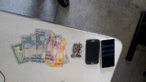 CELULARES, MACONHA E DINHEIRO FORAM APREENDIDOS PELA PM, EM CAPOEIRAS
