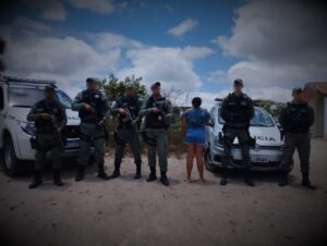 GATI CUMPRE MANDADO DE PRISÃO E PRENDE ACUSADA DE ROUBO, EM JUPI