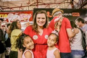 Marília Arraes e André de Paula iniciam último dia de campanha no Mercado de Afogados