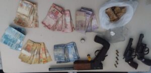 PM APREENDE ARMAS, DROGAS E PRENDE SÓCIOS DE BOCA DE FUMO, EM GARANHUNS
