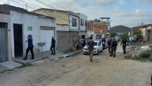 SUPOSTO ASSALTANTE FOI ASSASSINADO PELA VÍTIMA NO BAIRRO RENDEIRAS EM CARUARU, O ELEMENTO DESCONHECIDO INVADIU A CASA PARA ROUBAR