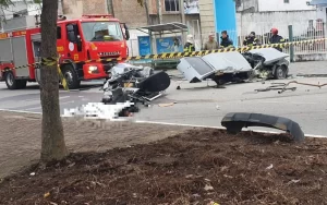 Carro parte ao meio após bater em loja e acidente deixa homem morto e outro ferido, em Caruaru