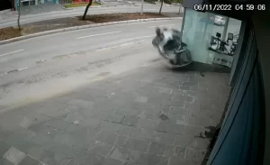 Jovem que dirigia carro em acidente na Avenida Agamenon Magalhães contradiz testemunhas e nega envolvimento em ‘racha’