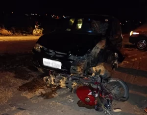 COLISÃO ENTRE CARRO E MOTO DEIXA HOMEM GRAVEMENTE FERIDO, EM LAJEDO