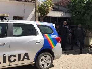 Mulher é morta com tiro na cabeça dentro de casa na frente das filhas de dois e 12 anos