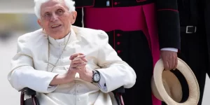 Papa Francisco afirma que ex-pontífice Bento XVI está “muito doente”