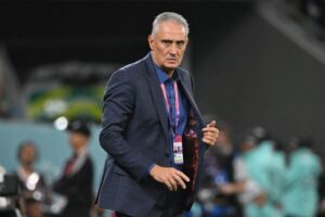 Tite se emociona e é aplaudido na chegada da Seleção ao Brasil