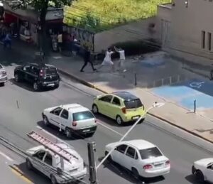 Após briga de trânsito, motorista usa o próprio carro para bater em outro veículo em Piedade