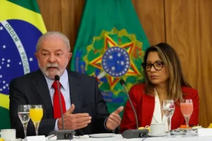 Governo Lula ainda avalia se vai elevar o salário para R$ 1.320