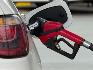 Preço da gasolina nos postos cai pela segunda semana consecutiva e volta a ficar abaixo de R$ 5, mostra ANP