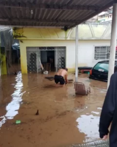 Após forte chuva, água invade casa e deixa carro submerso em Palmares