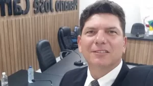 Médicos esquecem tesoura dentro de estômago de vereador que fazia cirurgia de emergência