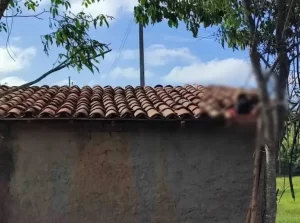 Homem esquece as chaves de casa e morre asfixiado após tentar entrar no imóvel pelo telhado