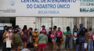 Governo Raquel Lyra não divulga data para pagar o 13º do Bolsa Família e diz estar revisando base de beneficiários