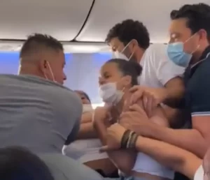 Mulheres ‘saem no tapa’ dentro de avião que acaba com 15 pessoas expulsas da aeronave