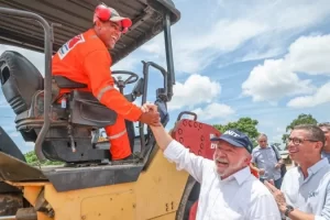 Ao estilo JK, Lula promete 40 anos em 4: “Obras não vão parar”
