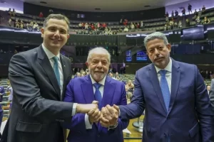 Lula tenta ampliar apoio em busca de votos para aprovar propostas no Congresso