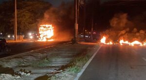 Moradores de comunidade de Olinda incendeiam ônibus e fecham Av. Pan Nordestina em protesto por morte de jovem em operação da PM