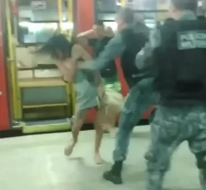 Mulher é agredida no rosto por policial militar em terminal de ônibus no Recife