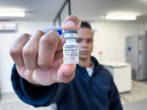 Pernambuco começa imunização bivalente contra Covid na segunda. Saiba quem poderá tomar a vacina