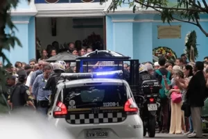 Amigos e parentes se despedem de professora morta em ataque a escola em SP