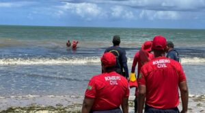 Novo banhista retirado à força do mar de Piedade é autuado por 2 crimes