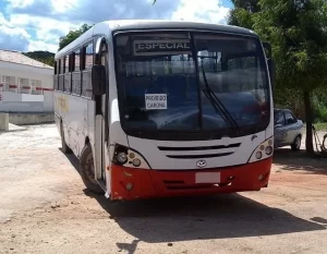 Ônibus escolar com mais de 10 infrações de trânsito é apreendido pela PRF em Pedra