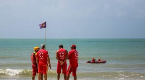 Banhista detido no mar, em Piedade, é autuado por 2 crimes; Justiça vai decidir se mantém ele preso