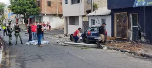 Motorista perde o controle, colide em poste e morre na Avenida Rui Barbosa, em Caruaru