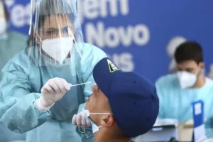 Brasil chega a 700 mil mortes por Covid-19 e ministério reforça vacinação