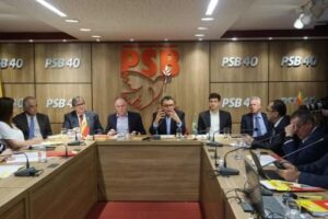 O Ministério da Saúde reforçou a importância de completar o ciclo vacinal contra a covid-19. De acordo com a pasta, quem está com doses atrasadas pode ir a qualquer momento a um posto, com o cartão de vacinação.  No mês passado, o governo federal lançou o Movimento Nacional pela Vacinação, campanha que objetiva retomar o alto índice de cobertura vacinal no país.  Na primeira etapa, será aplicada a dose bivalente do imunizante, direcionada ao grupo prioritário de idosos acima de 70 anos, pessoas com imunossupressão, indígenas e quilombolas.    No entanto, o cidadão que ainda não completou o ciclo vacinal primário, com duas doses, ou não recebeu a terceira e quarta doses de reforço, também pode procurar unidades de saúde para ser imunizado. A vacinação desse grupo é realizada com vacina monovalente.  Segundo o ministério, a imunização completa é fundamental para manter a memória imunológica contra a covid-19.  De acordo com estudo realizado pela Fundação Oswaldo Cruz (Fiocruz) com 1,5 mil pessoas, após seis meses de imunização com a segunda dose, os anticorpos caíram entre os pesquisados. Com reforço na imunização, houve aumento considerável da proteção contra o coronavírus.  Vacina bivalente Para tomar a vacina bivalente contra a covid-19, que previne contra as variantes mais perigosas do vírus, é necessário ter completado o ciclo vacinal de quatro doses, respeitando um intervalo de quatro meses desde a última recebida.  Em março, o governo pretende expandir a dose bivalente para toda a população acima de 12 anos de idade