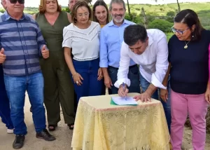 Marcos Patriota Prefeito de Jupi, assina ordem de serviço de estrada que liga Jupi ao Povoado Santa Rita