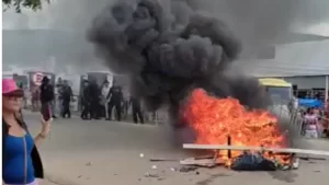 Comerciantes protestam e interditam BR-104 contra novo horário de abertura da Feira do Jeans em Toritama