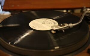 Vendas de vinil ultrapassam as de CD pela primeira vez desde 1987