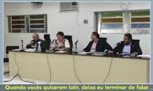 Vereador manda professoras pararem de ‘latir’ durante sessão na Câmara