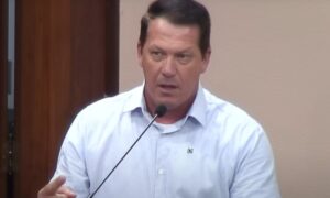 Vereador que ofendeu baianos chora e pede desculpas